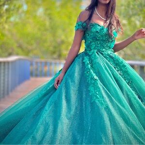 Emerald Green Off-Shoulder Quinceañera Dress